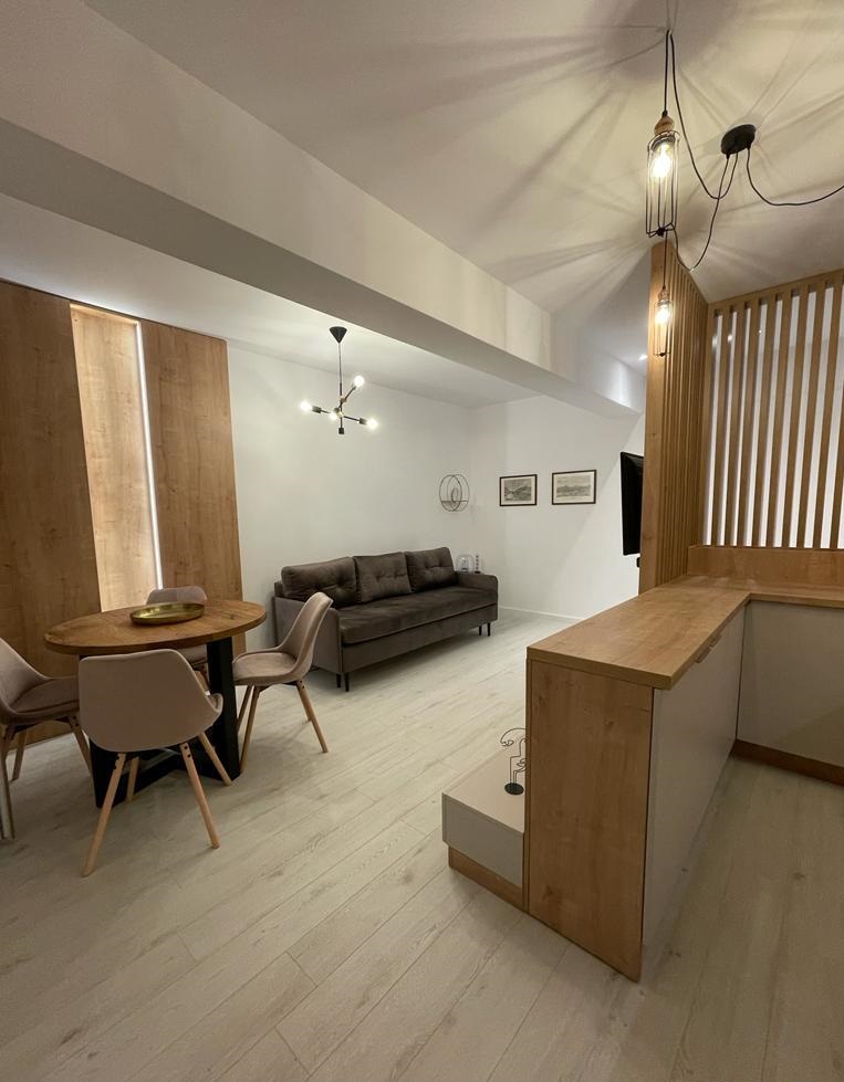 Inchiriere Apartament 3 Camere Boemia Apartments cu Loc de Parcare Inclus