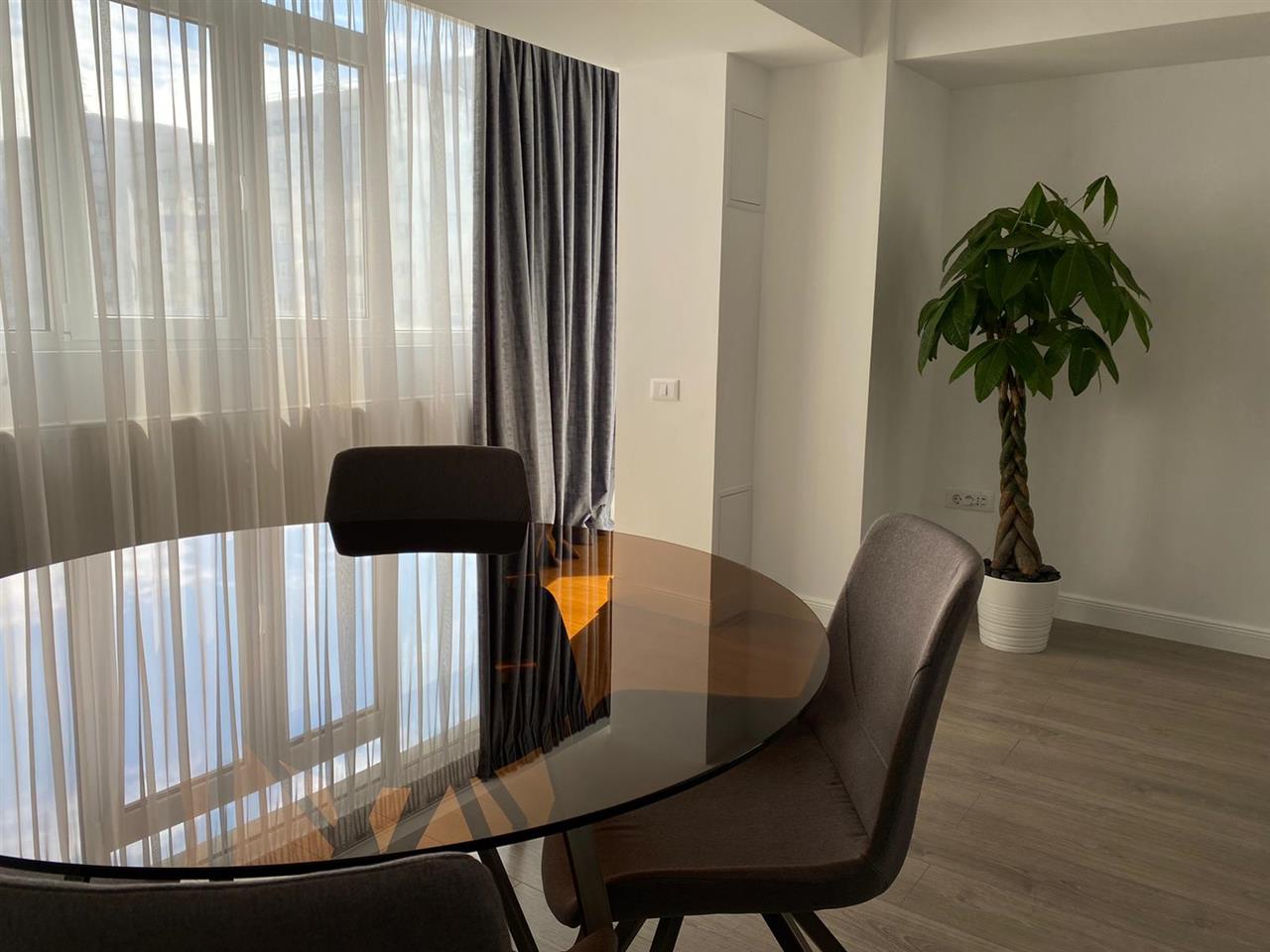 Vanzare apartament 3 camere, deosebit, Titulescu - Victoriei, loc de parcare